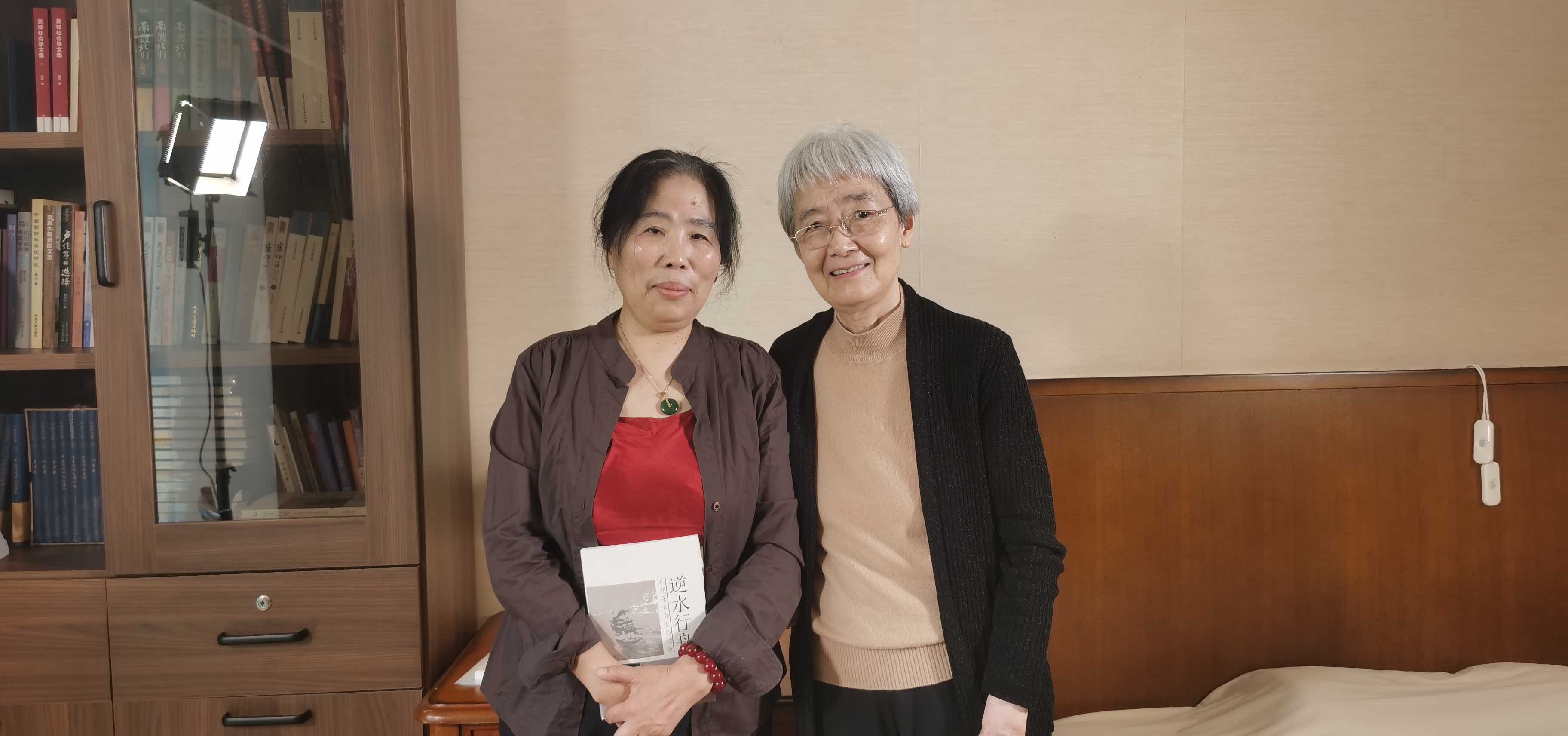 卢晓蓉向韩君倩导演赠送回忆录《逆水行舟》,内有其对祖父的回忆.jpg