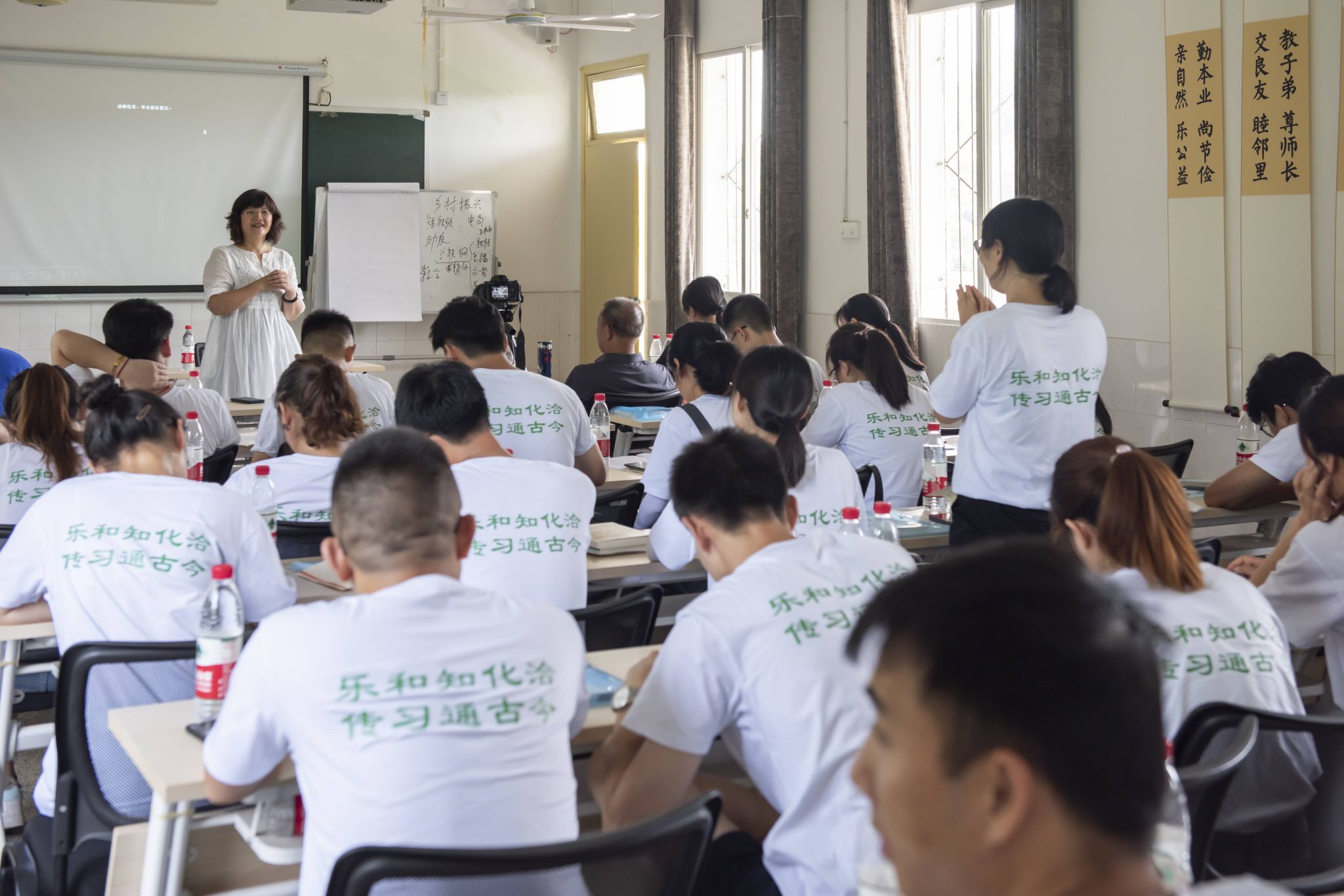 2 西南大学乡村振兴战略研究院副院长李晓阳教授为学员上课.jpg