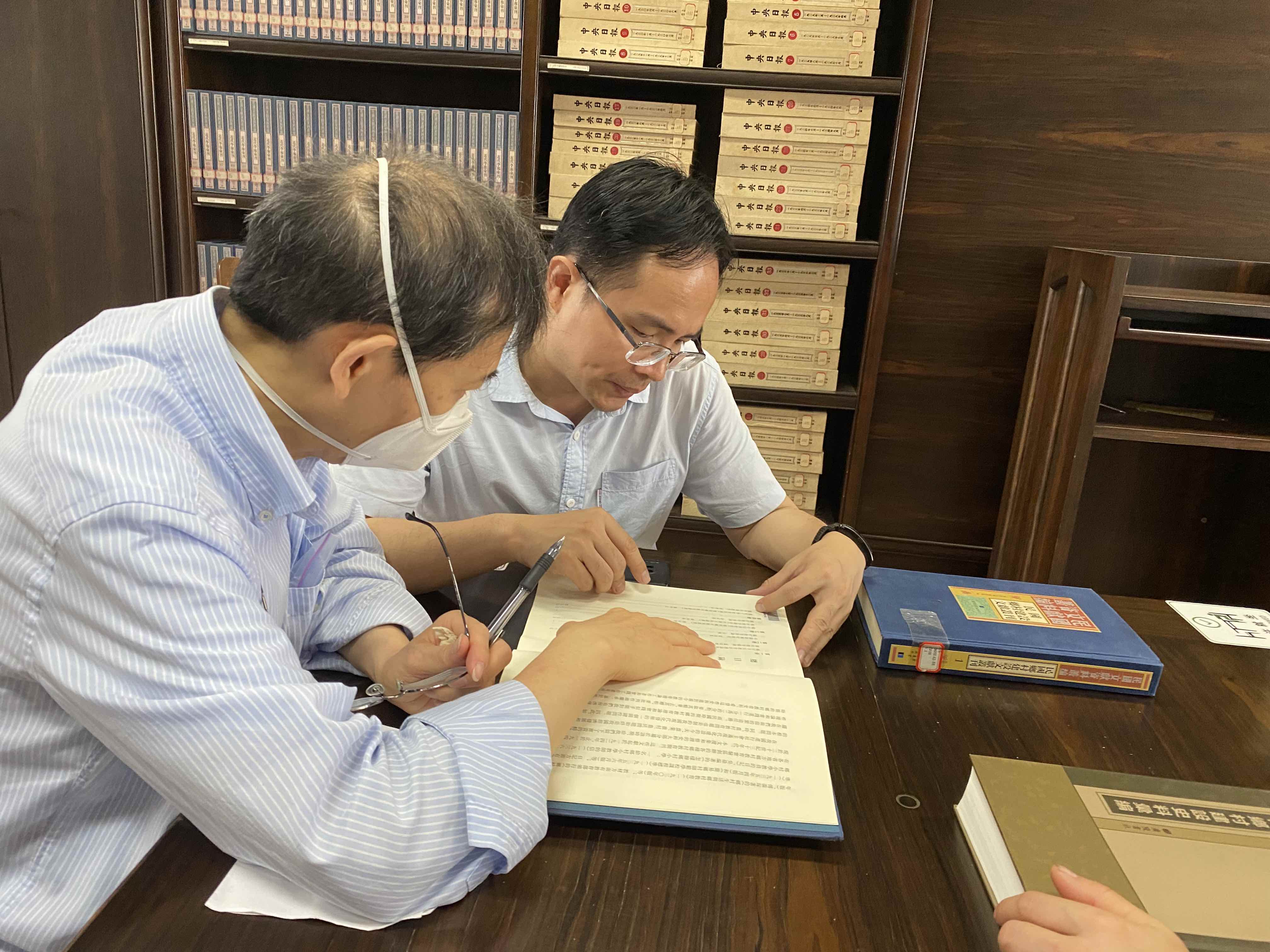 12-潘家恩教授陪同梁耀先生在西南大学中心图书馆查阅资料.jpg